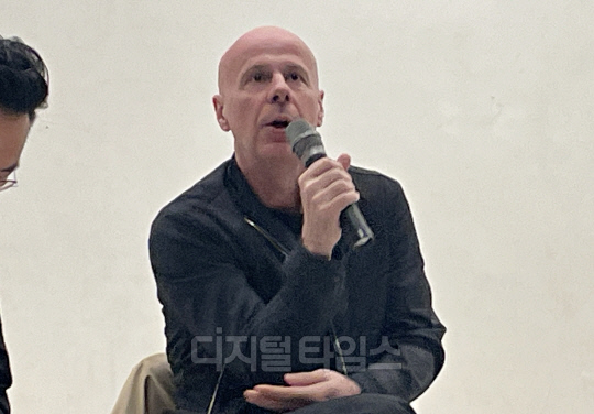 프랑스 작가 필립 파레노가 26일 서울 용산구 리움미술관에서 열린 개인전 '보이스'(VOICES) 기자간담회에서 취재진의 질문에 답하고 있다. 사진=박은희 기자